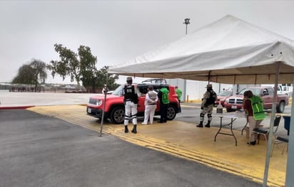 En un lapso de cinco días han ingresado a México un total de 14 mil 500 vehículos procedentes de los Estados Unidos, la mayoría de ellos con destino a Piedras Negras o los Cinco Manantiales y el resto para el interior de la República; la mayoría de los viajeros han manifestado que acudirán a reunirse con sus familias. (TWITTER)