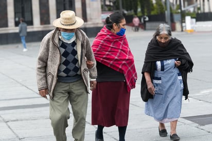 Se han propuesto algunas líneas de acción en conjunto con los bancos para proteger a los adultos mayores, además de que se recomienda que nunca asistan solos al cajero. (ARCHIVO) 