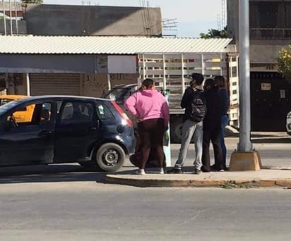 El fallecimiento se registró alrededor de las 10:30 horas y el el automóvil donde la paciente era trasladada quedó a la altura de una tienda de conveniencia, exactamente en el retorno de la carretera que se encuentra por el bulevar Laguna Sur y calle Tórtolas, de la colonia Santiago Ramírez, en Torreón.
(EL SIGLO DE TORREÓN)