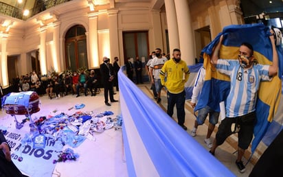 El principal conflicto ocurrió en la esquina de Avenida de Mayo con 9 de Julio y se originó cuando agentes de la Policía anunciaron el cierre de las filas, debido a la gran congestión. (EFE)