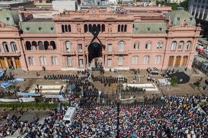 El cortejo fúnebre que trasladará los restos de Diego Armando Maradona hacia un cementerio de la periferia de Buenos Aires. (AP)