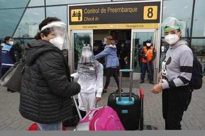 Perú reducirá el horario de toque de queda que empezará desde la medianoche hasta las 4 de la madrugada, debido a que la incidencia de la COVID-19 ha ido disminuyendo en los últimos meses. (ARCHIVO)