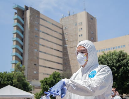 La UDG prestará su infraestructura y equipo médico humano una vez que lleguen las dosis al estado. (ARCHIVO)