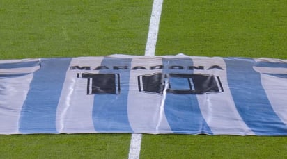 El Real Madrid homenajeó este sábado a Diego Armando Maradona, fallecido el pasado miércoles a los 60 años en Buenos Aires, colocando una camiseta gigante del ‘10’ con la selección argentina, que presidió el terreno de juego hasta la disputa del partido contra el Alavés. (Especial) 