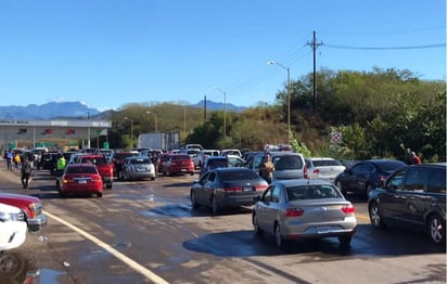 Una fuerza mixta, encabezada por elementos de la Guardia Nacional, desalojaron a los ocupantes de seis casetas de peaje que tenían tomadas, algunas desde hace un año, desde la de cuatro caminos, en el norte de Sinaloa, hasta la del Rosario, en el extremo sur. (ESPECIAL)