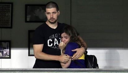 Desde el palco donde su padre desató miles de emociones, Dalma Maradona lloró conmovida por el acto de los jugadores Xeneizes. (AP)