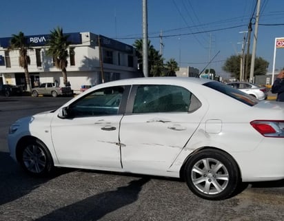 No se reportaron personas lesionadas de gravedad, solo daños materiales principalmente en el automóvil sedán. (EL SIGLO DE TORREÓN)