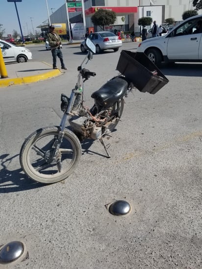 El Honda Civic colisionó con una motocicleta de la marca Italika color negro sin placas de circulación. (EL SIGLO DE TORREÓN)