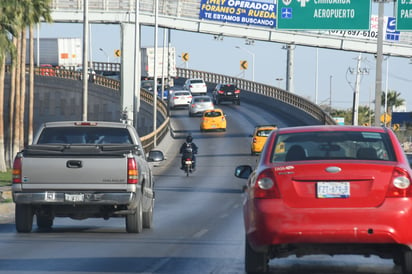 En el periférico ocurre el paso permanente de vehículos de carga pesada, del transporte público y de unidades amplias. (FERNANDO COMPEÁN)