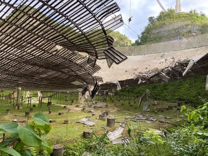 La plataforma del radiotelescopio del Observatorio de Arecibo se ha desplomado debido a fallos estructurales que arrastraba desde hace meses y que llevaron a la Fundación Nacional de las Ciencias (NSF, en inglés) propietaria de la instalación, a anunciar recientemente su desmantelamiento. (ARCHIVO) 