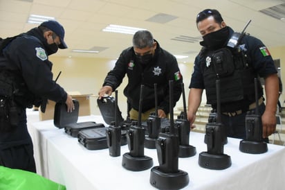 Cinco pistolas escuadra tipo Glock, 14 chalecos balísticos y ocho radios de comunicación fueron entregados en un evento encabezado por el jefe de la comuna en el edificio del DIF, en la colonia California.