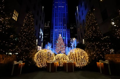 La ciudad de Nueva York inauguró este miércoles la época navideña con el tradicional encendido de luces del gigantesco árbol del Rockefeller Center, aunque este año, por el coronavirus, fue una ceremonia que solo pudieron ver en vivo un puñado de personas, mientras el resto de fanáticos de este evento debió seguirlo por televisión. (EFE)