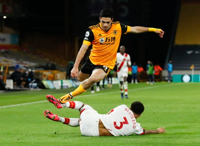 El delantero mexicano ha sido objeto de un gran apoyo por parte de su club, el Wolverhampton de la Liga Premier de Inglaterra. (AP)