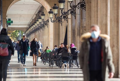 España sumó este jueves 10,127 nuevos positivos por coronavirus, un incremento respecto al miércoles, que eleva el total a 1,675,902 casos desde el inicio de la pandemia y 46,038 muertes, con 254 fallecidos más en las últimas 24 horas. (ARCHIVO) 