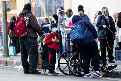 El gobernador del estado de California (EE.UU.), el demócrata Gavin Newsom, presentó este jueves un nuevo plan que volverá a endurecer las restricciones a la movilidad y a la actividad económica para luchar contra el aumento de los casos de COVID-19 en la región. (ARCHIVO)
