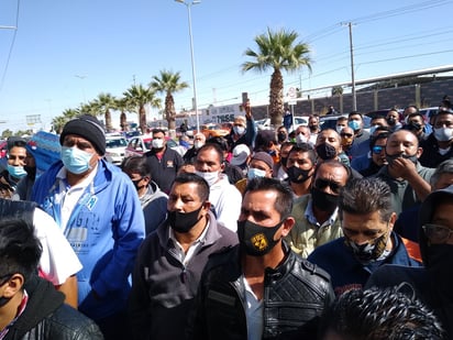 Fueron al menos de 100 taxistas los que bloquearon ayer el bulevar González de la Vega y se instalaron a las afueras de la Subdirección de Transporte, donde no se respetó la sana distancia. (DIANA GONZÁLEZ)