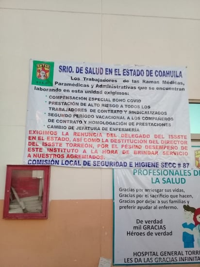 Trabajadores del Hospital General colocaron ayer una lona fuera del nosocomio para exigir la renuncia del delegado estatal. (EL SIGLO DE TORREÓN)