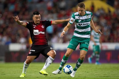 Solo detalles separan a los jugadores de Santos Laguna, Julio Furch y Brayan Garnica de vestir la playera del Atlas. (ARCHIVO)