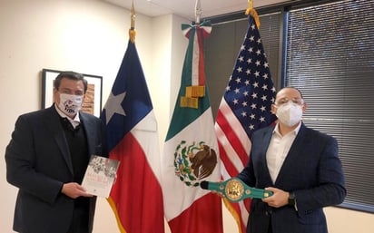 El Consejo Mundial de Boxeo (WBC, por sus siglas en inglés), realizó una visita al Consulado de México en Dallas, Texas, para entregar el reconocimiento Héroes de la Humanidad a personal médico que ha atendido a más de 70,000 mexicanos residentes en aquella localidad durante la pandemia, brindándoles atención médica y canalizando pacientes a centros hospitalarios, según el caso. (CORTESÍA)