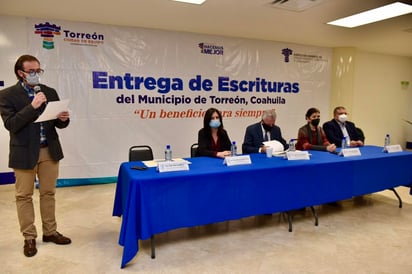 El Ayuntamiento de Torreón realizó durante este viernes una nueva entrega de escrituras de vivienda, esto dentro del programa “Patrimonio Seguro, Ciudad en Equipo”, evento que estuvo encabezado por el alcalde Jorge Zermeño y en el que se beneficiaron a cuarenta personas de diversos sectores del municipio. (ERICK SOTOMAYOR)