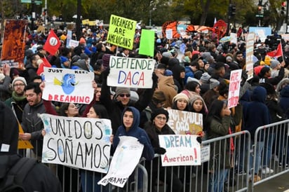 Un juez federal ordenó este viernes a la administración del presidente Donald Trump restaurar por completo una iniciativa de la era de Barack Obama que protege a los inmigrantes indocumentados traídos a los Estados Unidos cuando eran niños, requiriendo a los funcionarios abrir el programa a nuevos solicitantes por primera vez desde 2017, mencionan medios locales. (ESPECIAL)
