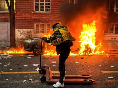 La protesta contra la ley de seguridad del Gobierno francés prosiguió este sábado en casi 90 ciudades del país, pese a que el Ejecutivo anunció su intención de reformar los aspectos más polémicos del proyecto. (ARCHIVO)