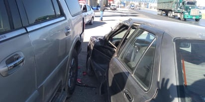 La mañana de este sábado se registró un accidente vial frente a la colonia El Paraíso de Gómez Palacio que dejó como saldo daños materiales de consideración. (EL SIGLO DE TORREÓN)