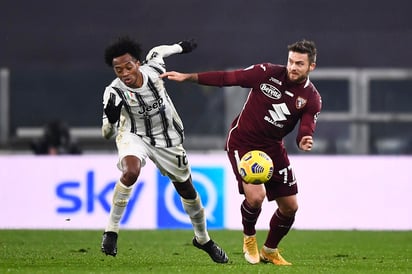 Dos centros del colombiano Juan Cuadrado provocaron la remontada ante el Torino del Juventus (2-1), vencedor en el derbi turinés antes de visitar al Barcelona en la Liga de Campeones. (Especial) 