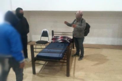 Desde la puesta en operación, el albergue que se acondicionó en el Auditorio Municipal de la Unidad Deportiva de Lerdo, se han atendido a 12 personas, la mayoría personas que duermen en los paseos públicos y otras más que solo están de paso. (GUADALIPE MIRANDA/ EL SIGLO DE TORREÓN)