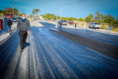 Con la finalidad de supervisar los trabajos de pavimentación del puente vehicular sobre las vías del ferrocarril en bulevar República y que lleva cuatro años en construcción; Claudio Mario Bres Garza, presidente municipal de Piedras Negras, visitó dicha infraestructura. (EL SIGLO DE TORREÓN)