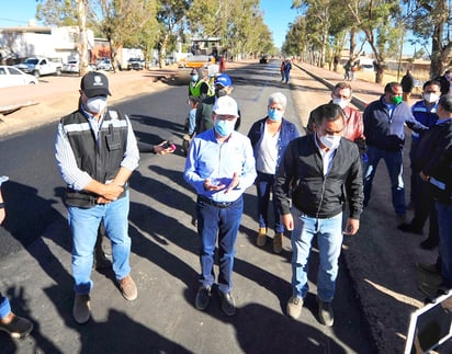 El gobernador José Rosas Aispuro Torres supervisó el avance de los trabajos de modernización en la avenida Las Flores. (CORTESÍA) 