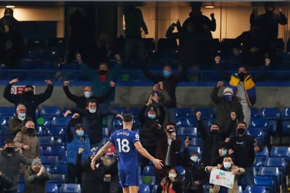 Olivier Giroud celebra tras marcar el primer gol del Chelsea, en la victoria de su equipo 3-1 sobre Leeds United.