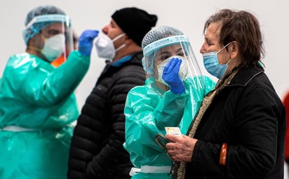 El Ministerio español de Sanidad notificó este lunes 17,681 contagios de coronavirus desde el viernes pasado (1,800 en las 24 horas anteriores) y 394 defunciones, con una incidencia que baja a 215.1 casos por 100,000 habitantes en los últimos 14 días, lo que confirma la tendencia descendente según se aproxima la Navidad. (ARCHIVO) 
