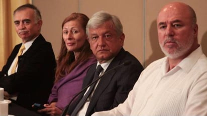 Manuel Clouthier, hermano de Tatiana Clouthier, le dedicó algunos mensajes en Twitter en los que señala que tiene un gran reto por delante en su nueva encomienda al frente de la Secretaría de Economía, pero que los riesgos es que 'se le suba el poder, que se haga chaira'.
(TWITTER)