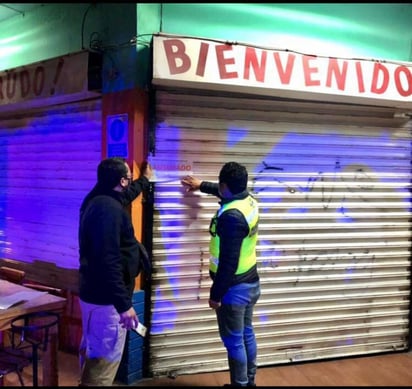 El restaurante se encontraba lleno de clientes, sin medidas preventivas y con música en vivo, lo cual está prohibido por el Subcomité. (CORTESÍA)