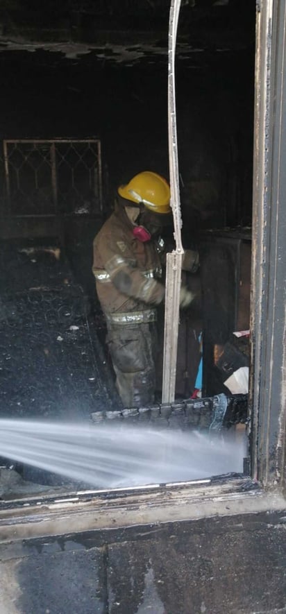 El fuego consumió los muebles, aparatos eléctricos y otros objetos de valor de cuatro de las recámaras. (EL SIGLO DE TORREÓN)