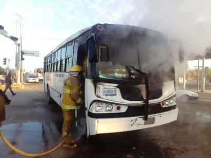 Un cortocircuito en el cableado del camión fue la causa del fuego. (EL SIGLO DE TORREÓN)