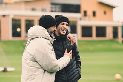 reapareció observando la práctica de los Wolves junto al entrenador del equipo, Nuno Espírito Santo. (ESPECIAL)