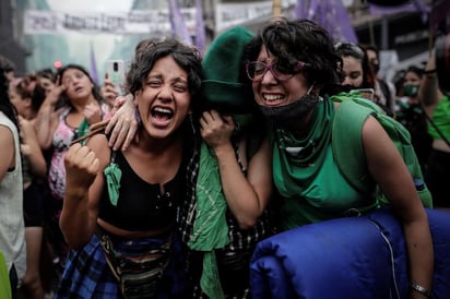  Dos mujeres muestran su alegría este viernes en las calles de Buenos Aires después de que la Cámara de Diputados de Argentina aprobara esta mañana un proyecto de ley que permite acceder libre y legalmente al aborto hasta la semana 14 de gestación y que ahora deberá pasar al Senado para su debate y eventual sanción definitiva. (EFE)