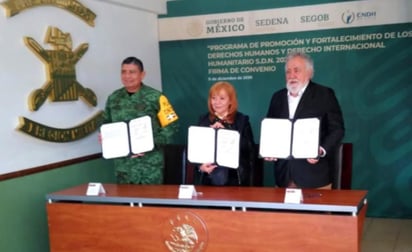 El titular de la Secretaría de la Defensa Nacional (Sedena), Luis Cresencio Sandoval; la presidenta de la Comisión Nacional de los Derechos Humanos (CNDH), Rosario Piedra Ibarra, y el subsecretario de Derechos Humanos, Alejandro Encinas, firmaron un convenio de colaboración para impulsar en las Fuerzas Armadas acciones de atención, capacitación, investigación y promoción en materia de derechos humanos.
(ESPECIAL)