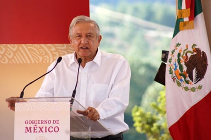 A pesar de que el Instituto Nacional Electoral (INE) exhortó al presidente Andrés Manuel López Obrador a evitar pronunciarse sobre el proceso electoral, el Presidente siguió esta tarde con sus señalamientos al ironizar que en las vísperas de las elecciones del próximo año muchos políticos buscan candidaturas y que ha visto mantas que dicen: 'Maneje con cuidado, puede atropellar a un candidato'. (EL UNIVERSAL)