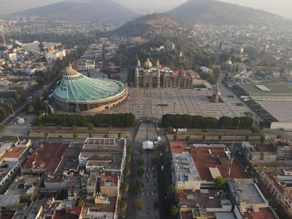 El presidente mostró un par de imágenes de La Villa vacía y aseguró que entre todos los símbolos, los mexicanos sitúan en primer lugar la veneración a la Virgen y en segundo, el respeto a Benito Juárez. (ESPECIAL)