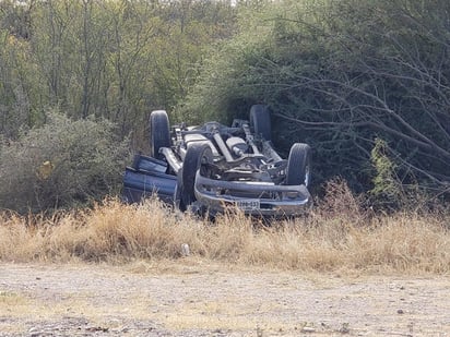 Un hombre perdió la vida de forma instantánea al mediodía de este sábado, luego de impactar la camioneta que conducía contra el camellón central de la prolongación bulevar República (EL SIGLO DE TORREÓN)