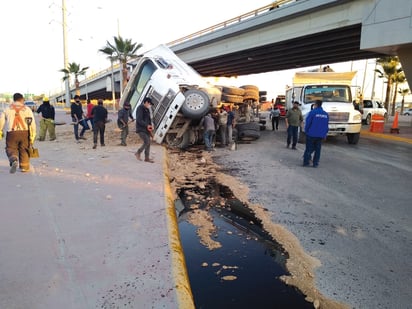 La unidad siniestrada es un tractocamión de la marca International. (EL SIGLO DE TORREÓN)