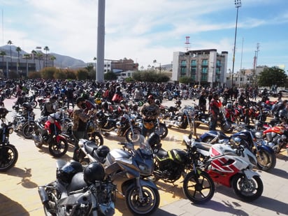 Grupos de motociclistas protestaron este domingo en contra de la medida que tomó el Consejo de Vialidad de Torreón de prohibir la circulación de motos por los carriles centrales del periférico Raúl López Sánchez y que detonó en un operativo por parte de la Dirección de Tránsito y Vialidad municipal para sancionar y decomisar este tipo de vehículos. (VERÓNICA RIVERA)