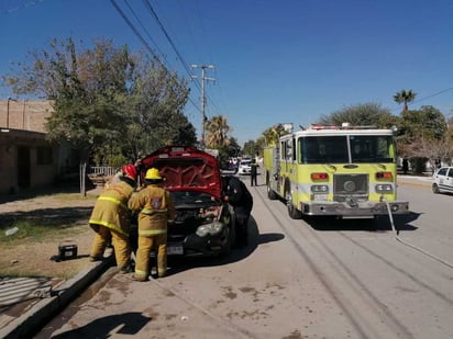 Los elementos trabajaron en el lugar por espacio de media hora hasta que lograron sofocar el fuego. (EL SIGLO DE TORREÓN)