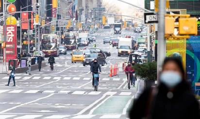 El alcalde de Nueva York, Bill de Blasio, advirtió este lunes de que la ciudad puede verse obligada a imponer otro 'cierre total' de la actividad en las próximas semanas ante el aumento de casos de COVID-19. (ARCHIVO) 
