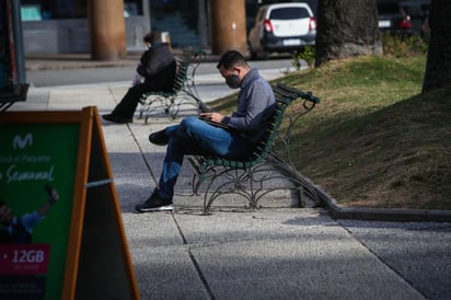 Uruguay descarta ir hacia un 'estado policíaco' en el que las autoridades controlen cada salida de sus ciudadanos, aunque se mantiene alerta y preocupado por el aumento exponencial de casos de COVID-19 en las últimas semanas. (ARCHIVO) 