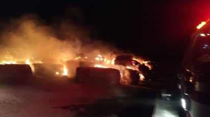 Aún se desconoce cómo inició el aparatoso incendio. (EL SIGLO DE TORREÓN)