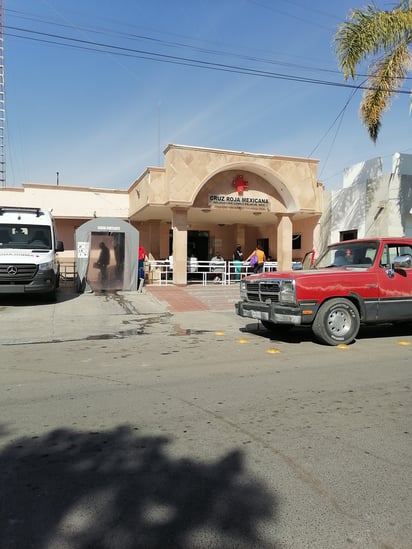 La madre de las muchachas fue trasladada a las instalaciones de la Cruz Roja de Gómez Palacio para recibir atención médica. (EL SIGLO DE TORREÓN)